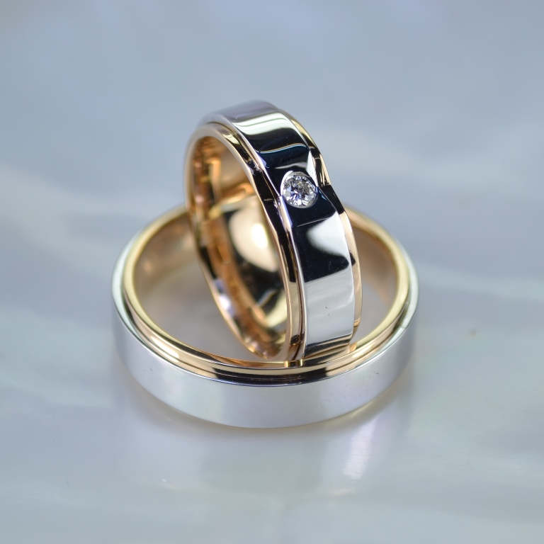 Свадебные кольца двух цветов сплавные в форме шайбы с фаской и бриллиантом (Вес пары: 20 гр.)