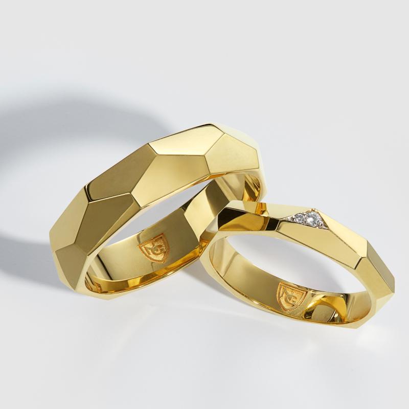 Граненые обручальные кольца из желтого золота с бриллиантами в женском кольце