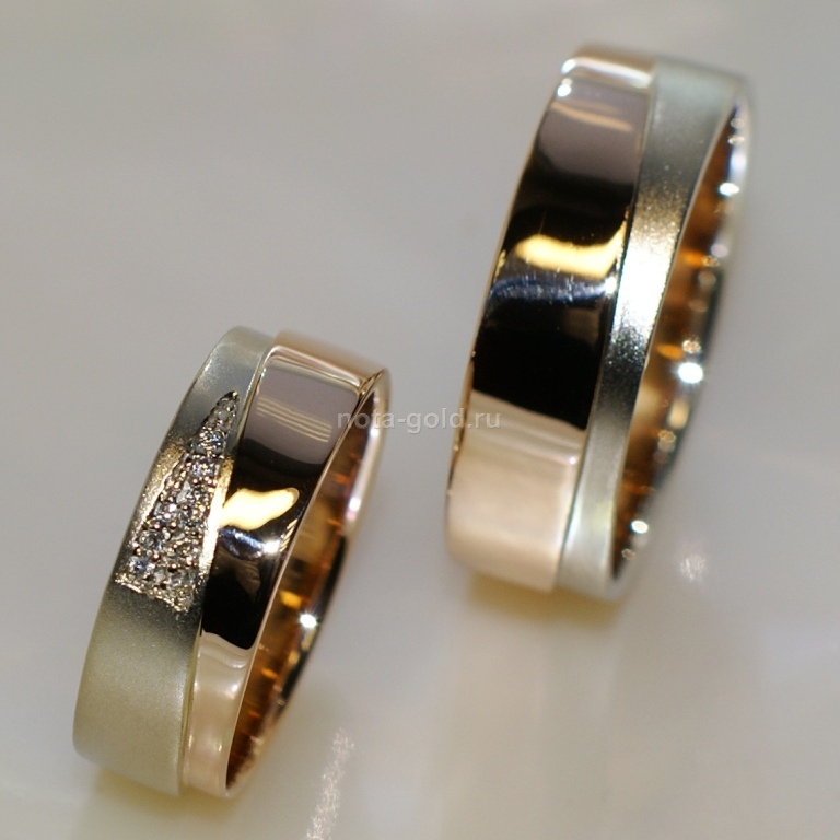 Ювелирная мастерская Nota-Gold изготовила на заказ широкие двухцветные обручальные кольца