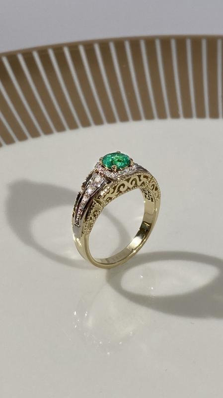 Золотое женское кольцо с крупным изумрудом и бриллиантами