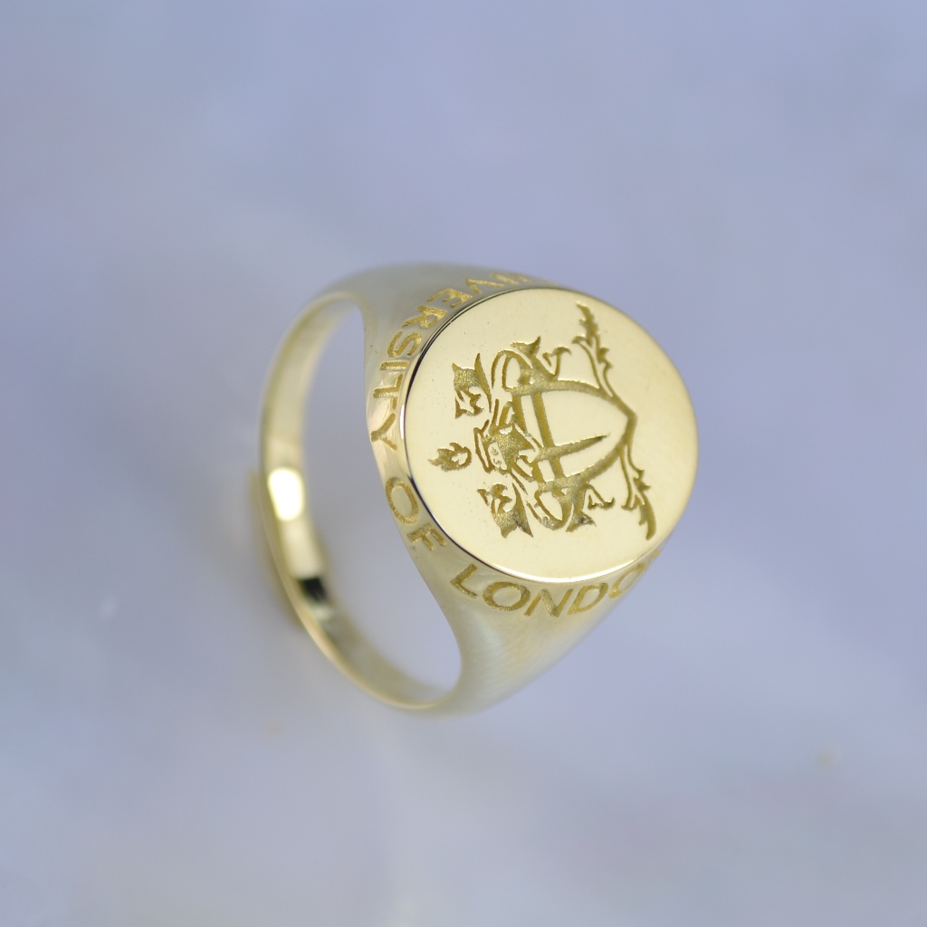 Мужское кольцо-печатка из жёлтого золота с эмблемой и личной гравировкой (Вес: 9 гр.)