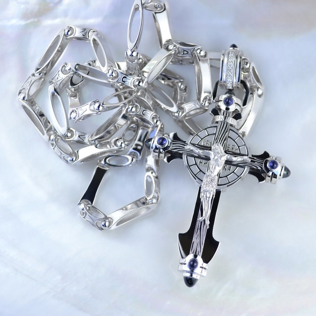 Нательный золотой крест с распятием и драгоценными камнями на цепочке с ...