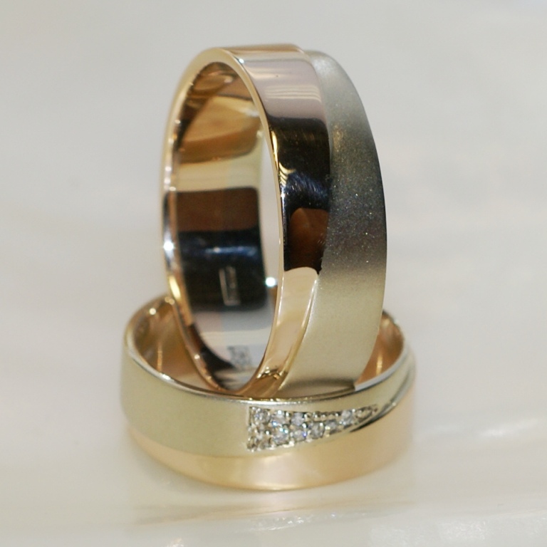 Обручальные кольца с бриллиантами треугольной закрепкой на заказ (Вес пары: 16 гр.)