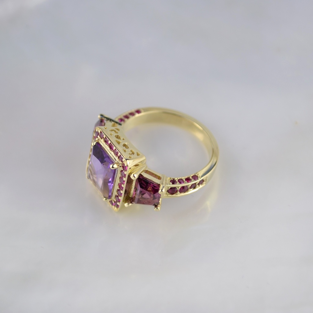 Женское кольцо из жёлтого золота с рубинами, родолитами и аметистом (Вес: 7 гр.)