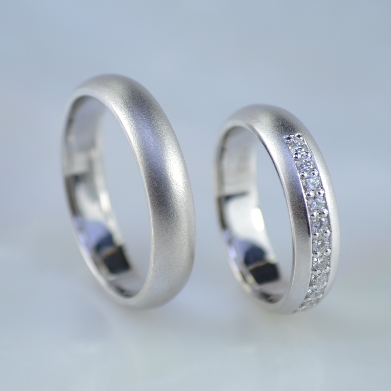 Обручальные кольца с пескоструйной обработкой из белого золота и дорожкой из бриллиантов (Вес пары: 9 гр.)