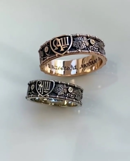  Обручальные кольца из разных оттенков золота с бриллиантами, узором, чернением и гравировкой