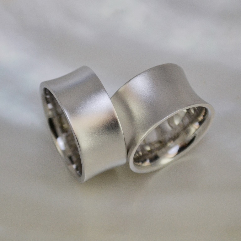 Широкие вогнутые обручальные кольца с матовой поверхностью из белого золота (Вес пары: 25,5 гр.)