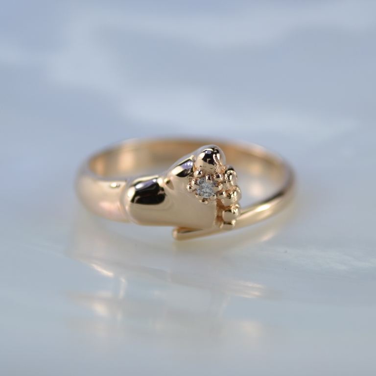 Легковесное кольцо в виде следа ноги ребёнка из красного золота 585 пробы с бриллиантом (Вес: 3,5 гр.)