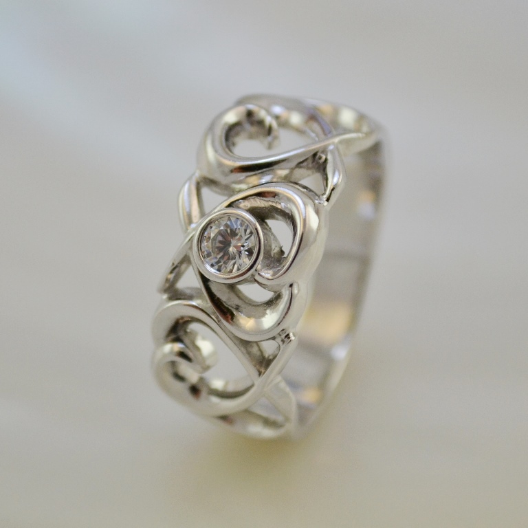 Женское кольцо из белого золота с крупным бриллиантом (Вес: 5 гр.)