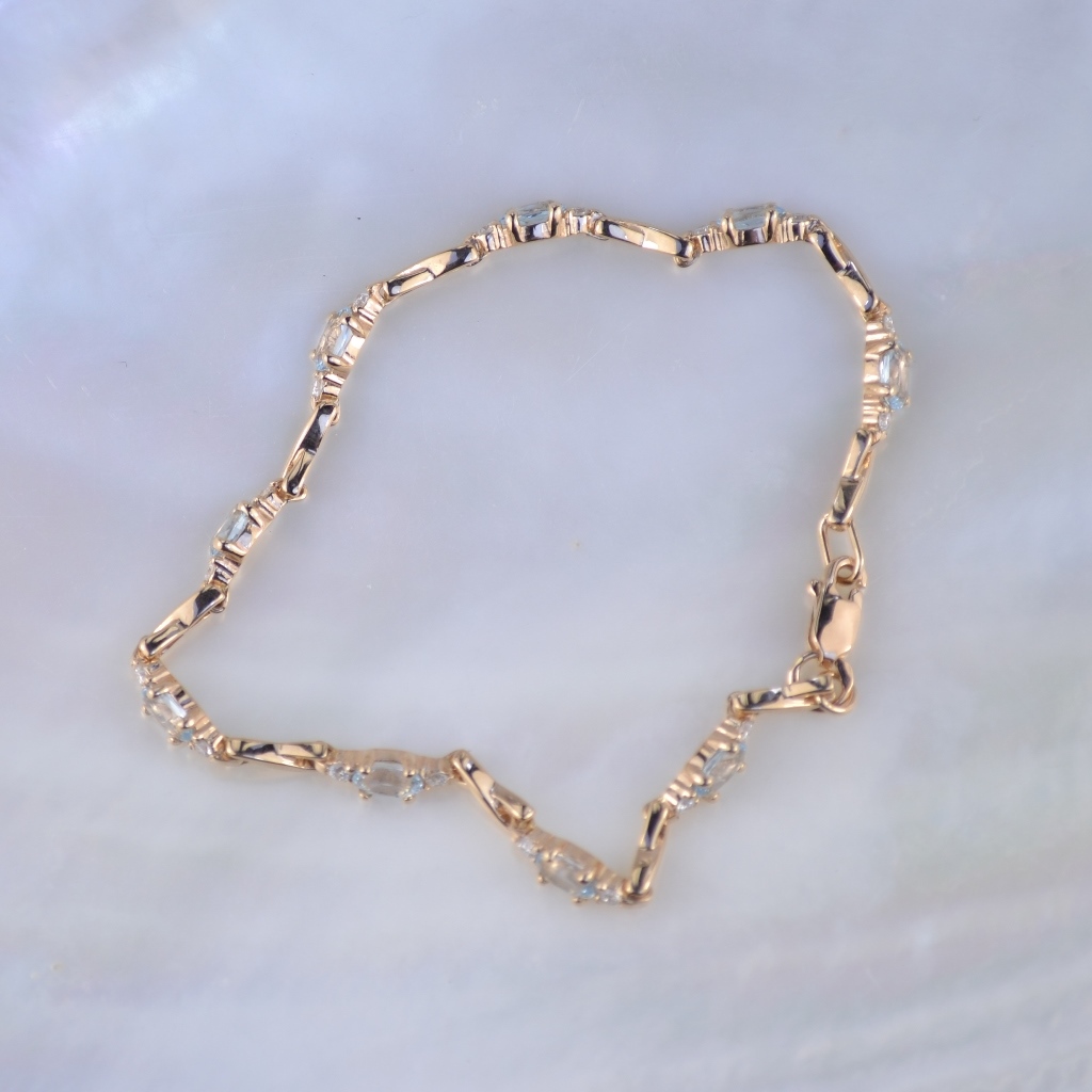 Женский браслет из красного золота с топазами и бриллиантами (цена за грамм)