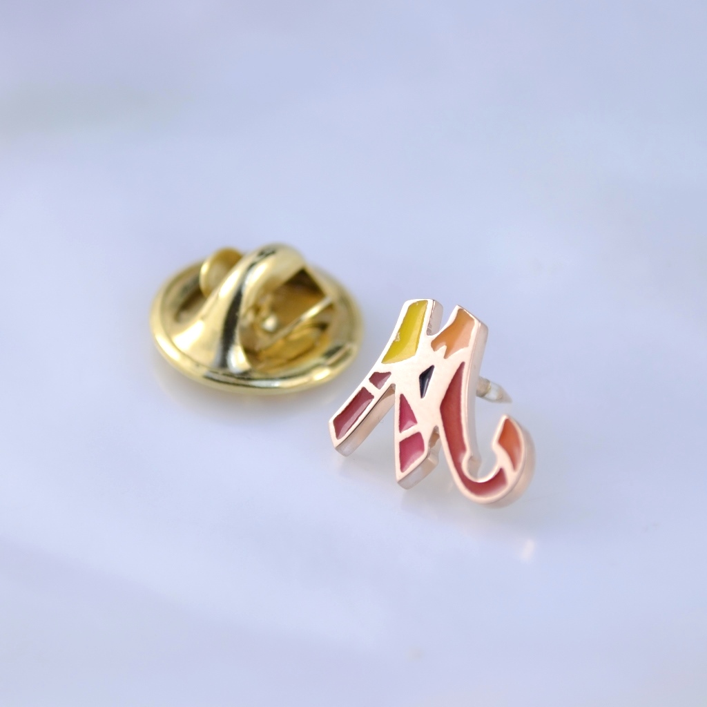 Нагрудный подарочный значок из золота в виде буквы с эмалью для компании (Вес: 1 гр.)
