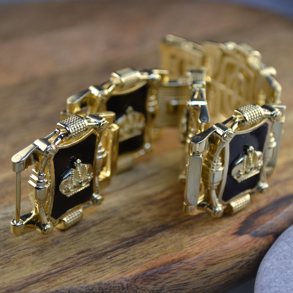 Мужской авторский браслет из жёлтого золота с эмалью, инициалами и изумрудами (цена за грамм)