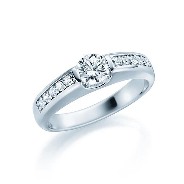 Женское кольцо из белого золота с одним крупным и двенадцатью маленькими бриллиантами 0,46 карат (Вес: 3 гр.)