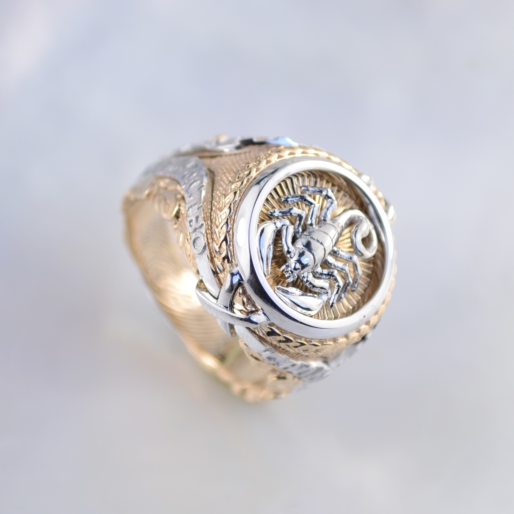 Мужское золотое кольцо-печатка со скорпионом, гравировкой и отпечатком пальца (Вес: 31,5 гр.)