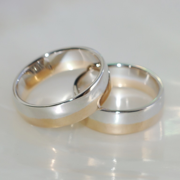 Двухцветные обручальные кольца с глянцевой поверхностью (Вес пары: 15 гр.)