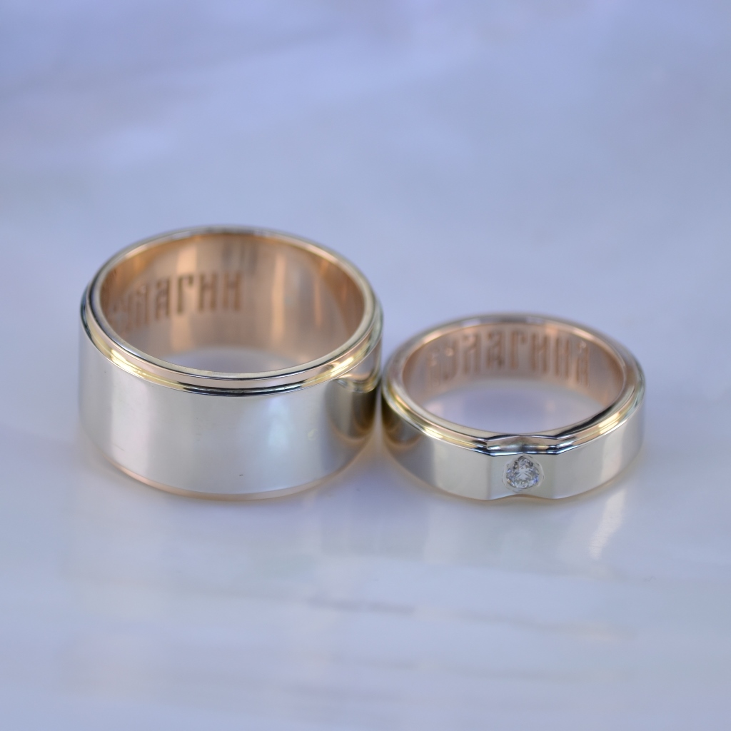 Парные свадебные кольца с фамилией молодожёнов и бриллиантом (Вес пары 26 гр.)