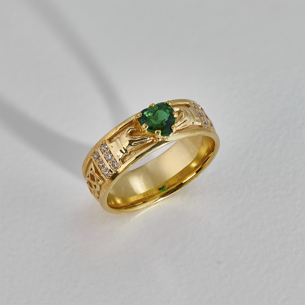 Кладдахское кольцо из желтого золота с изумрудом и бриллиантами (Вес 3,9 гр.)