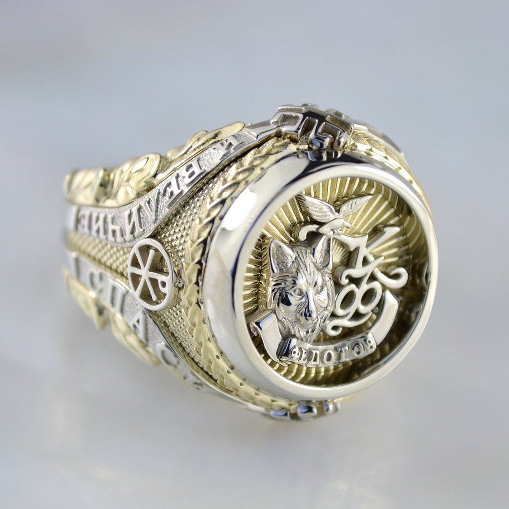 Мужское именное кольцо-печатка на заказ из жёлто-белого золота с волком, гравировкой и надписью Спаси и сохрани (Вес: 32,5 гр.)