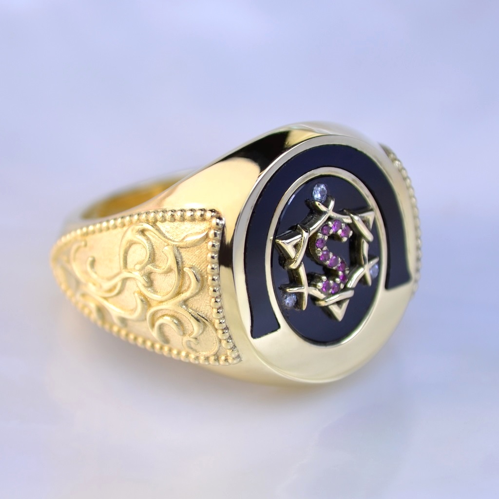 Золотое мужское кольцо-печатка с черным ониксом, первой буквой имени, бриллиантами и рубинами (Вес: 15 гр.)