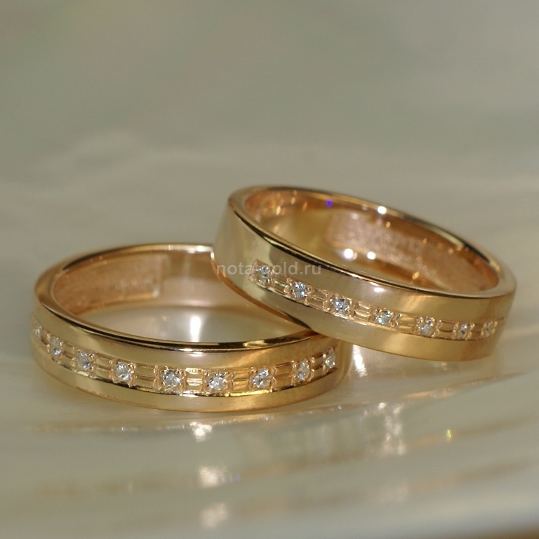 Ювелирная мастерская Nota-Gold изготовила на заказ узкие красные золотые обручальные кольца с бриллиантами