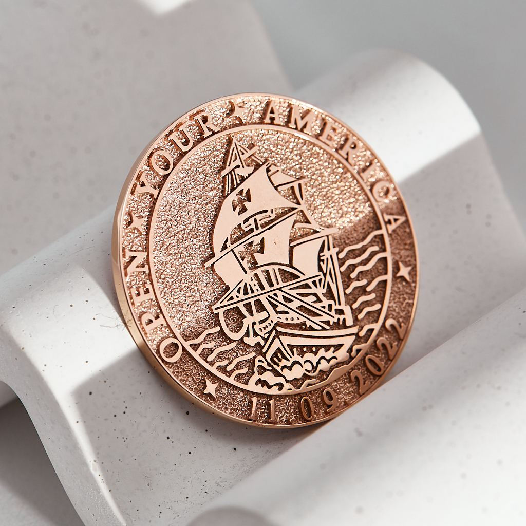 Сувенирная медаль из серебра с позолотой, изображением корабля, компаса и гравировкой (Вес: 21 гр.)