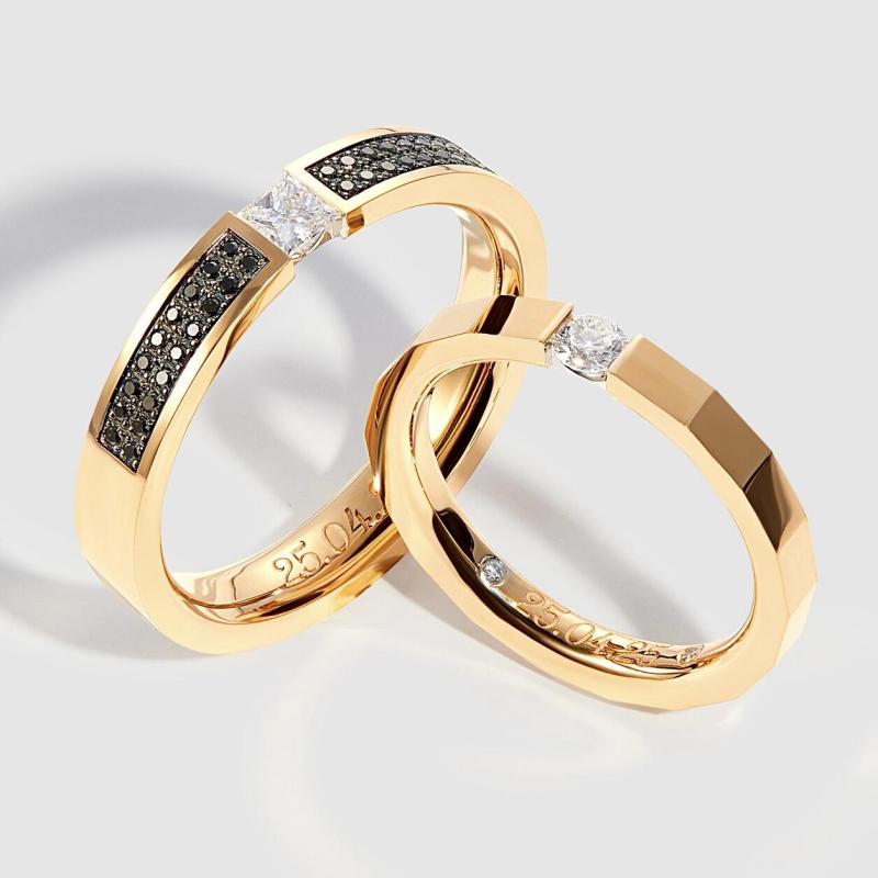 Парные обручальные кольца из розового золота с бриллиантами и гравировкой