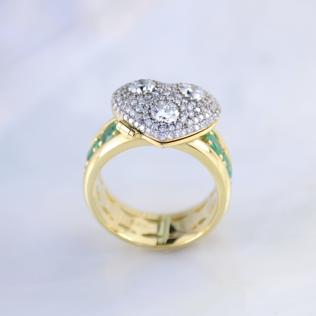 Женское кольцо Сердце из жёлтого золота с фотографией, бриллиантами и изумрудами (Вес: 14,5 гр.)
