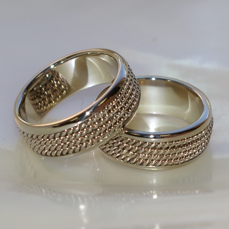 Ювелирная мастерская Nota-Gold изготовила на заказ обручальные кольца с плетением.