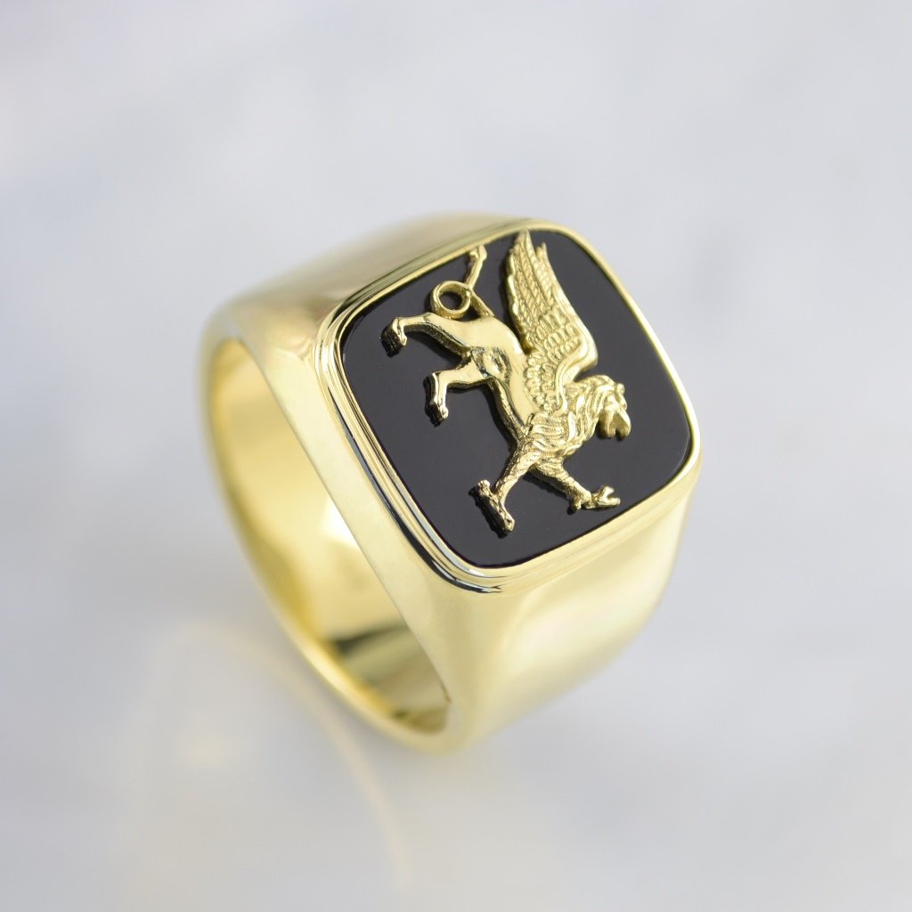 Золотое мужское кольцо-печатка на заказ из жёлтого золота с чёрным ониксом и грифоном (Вес: 17 гр.)