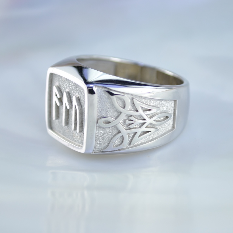Перстень печатка с рунами из белого золота в подарок сына отцу в знак уважения и благодарности (Вес: 14 гр.)