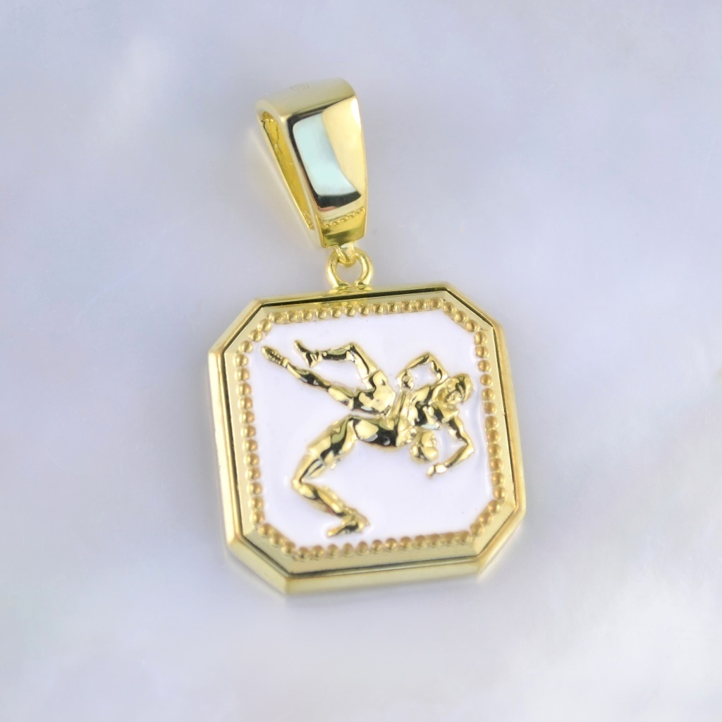 Золотая подвеска из жёлтого золота с эмалью со спортсменами-борцами на заказ (Вес: 12 гр.)