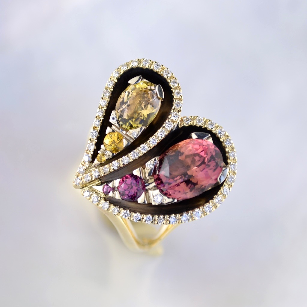 Необычное кольцо Сердца из жёлтого золота с драгоценными камнями (Вес: 26 гр.)