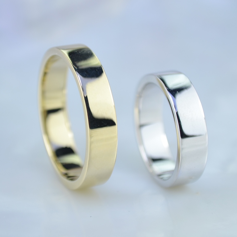 Классические плоские обручальные кольца, мужское из жёлтого, женское из белого золота (Вес пары: 13 гр.)