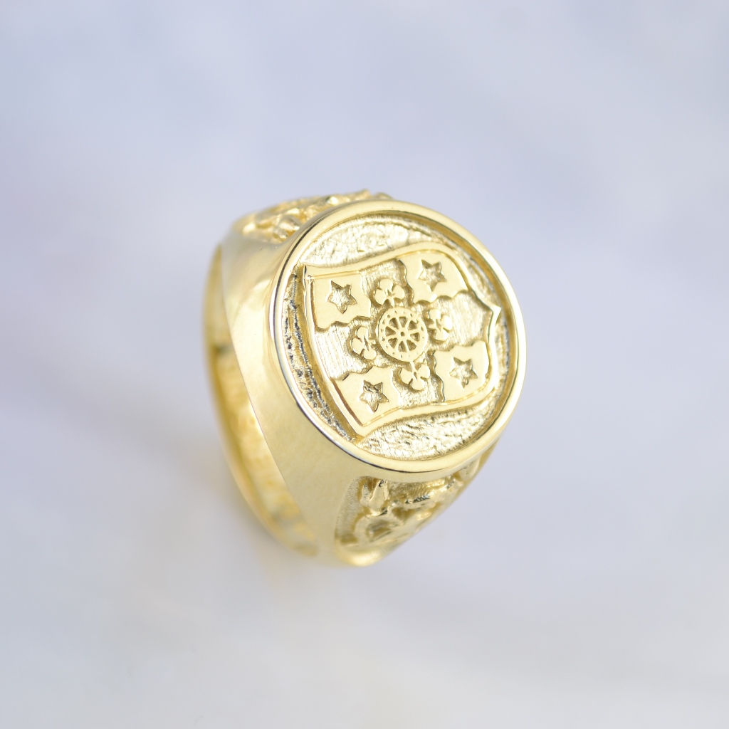 Печатка из жёлтого золота с гербом, круглой площадкой и гравировкой (Вес: 11 гр.)
