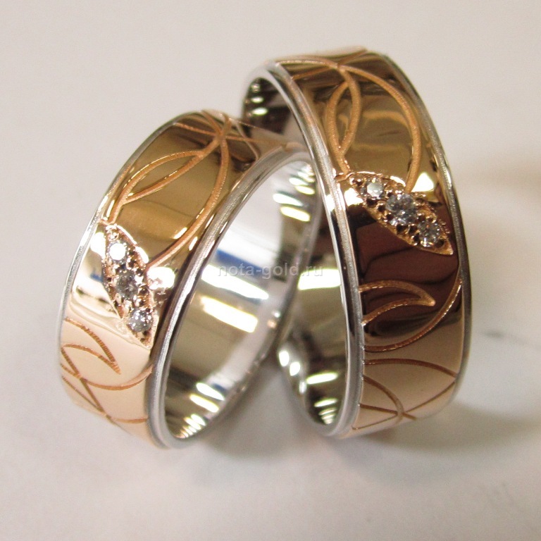 Ювелирная мастерская Nota-Gold изготовила на заказ широкие глянцевые обручальные кольца с бриллиантами