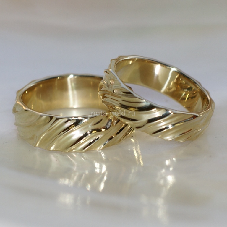 Ювелирная мастерская Nota-Gold изготовила на заказ обручальные кольца с узором и орнаментом, напоминающим текстуру древесины.