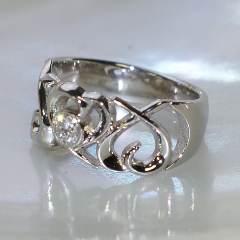 Женское кольцо с сердцами и бриллиантом на заказ (Вес: 6 гр.)