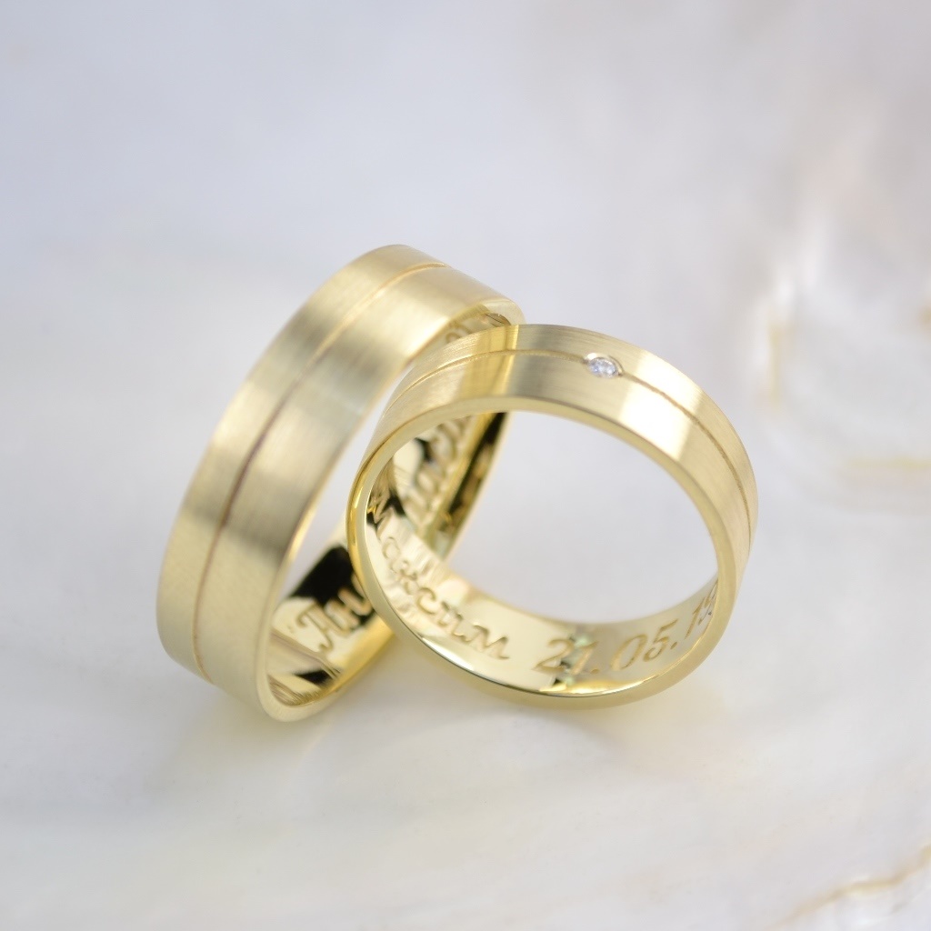 Матовые обручальные кольца из жёлтого золота с бриллиантом, гравировкой имён и датой свадьбы (Вес пары 8 гр.)