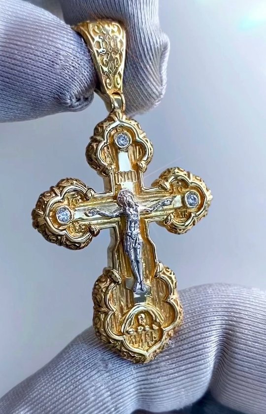 Православный большой золотой крестик с бриллиантами и узорами авторского дизайна 