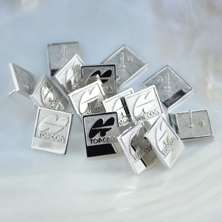 Значки из серебра с логотипом компании покрытие родий (вес 2,1 гр.)