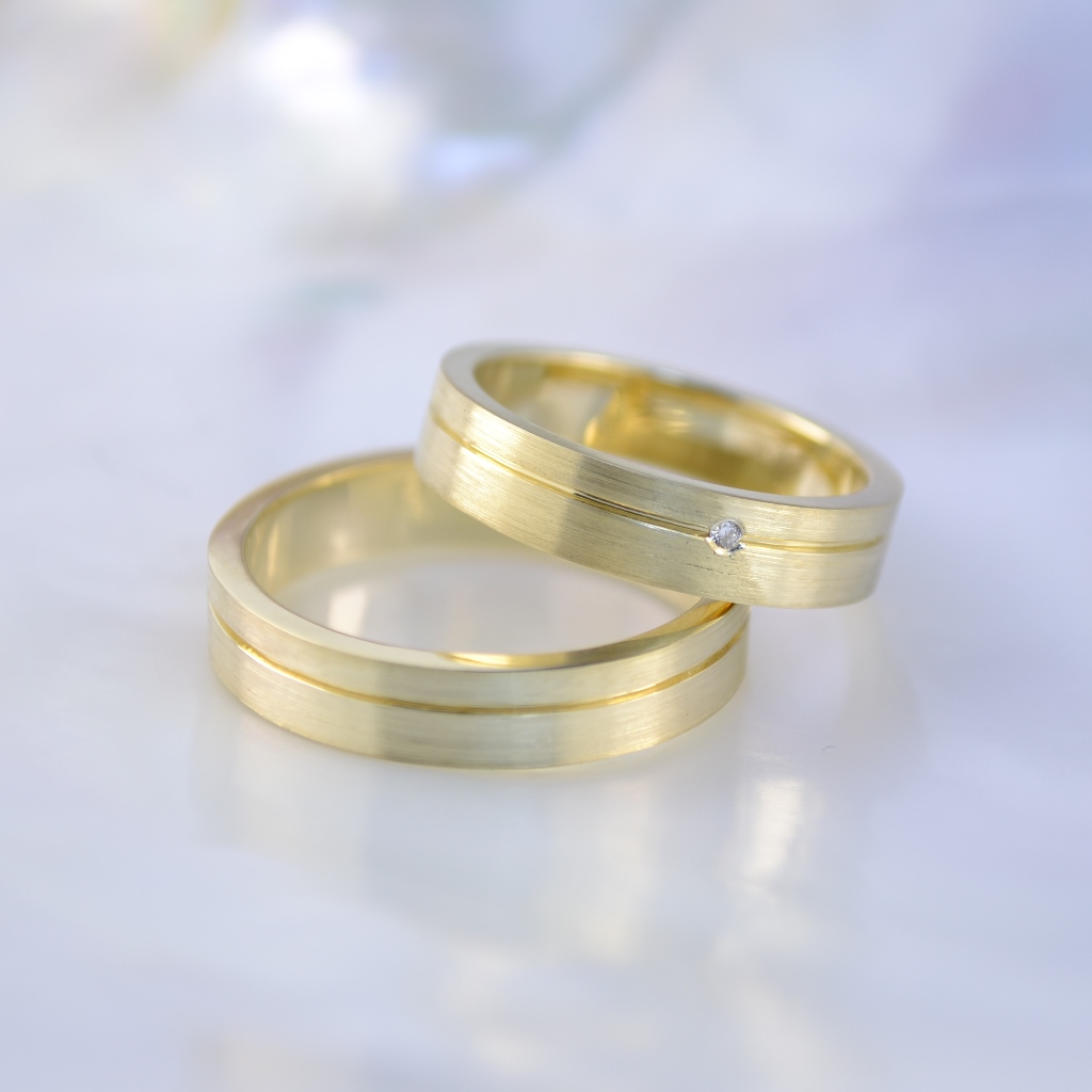 Обручальные кольца Комфорт с бриллиантом в женском кольце (Вес пары: 7,5 гр.)