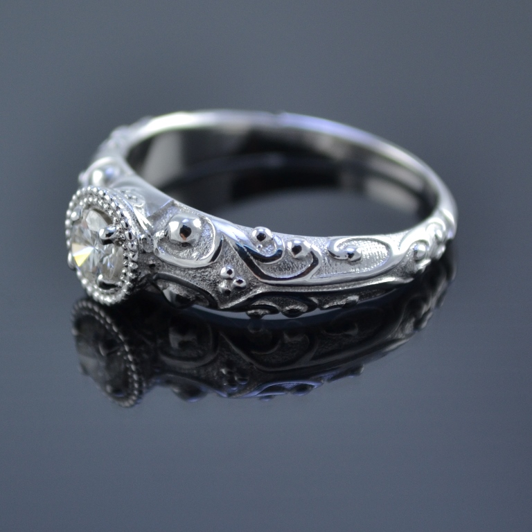 Винтажное кольцо из белого золота с бриллиантом 0,1 карат и ажурным узором (Вес: 4,5 гр.)