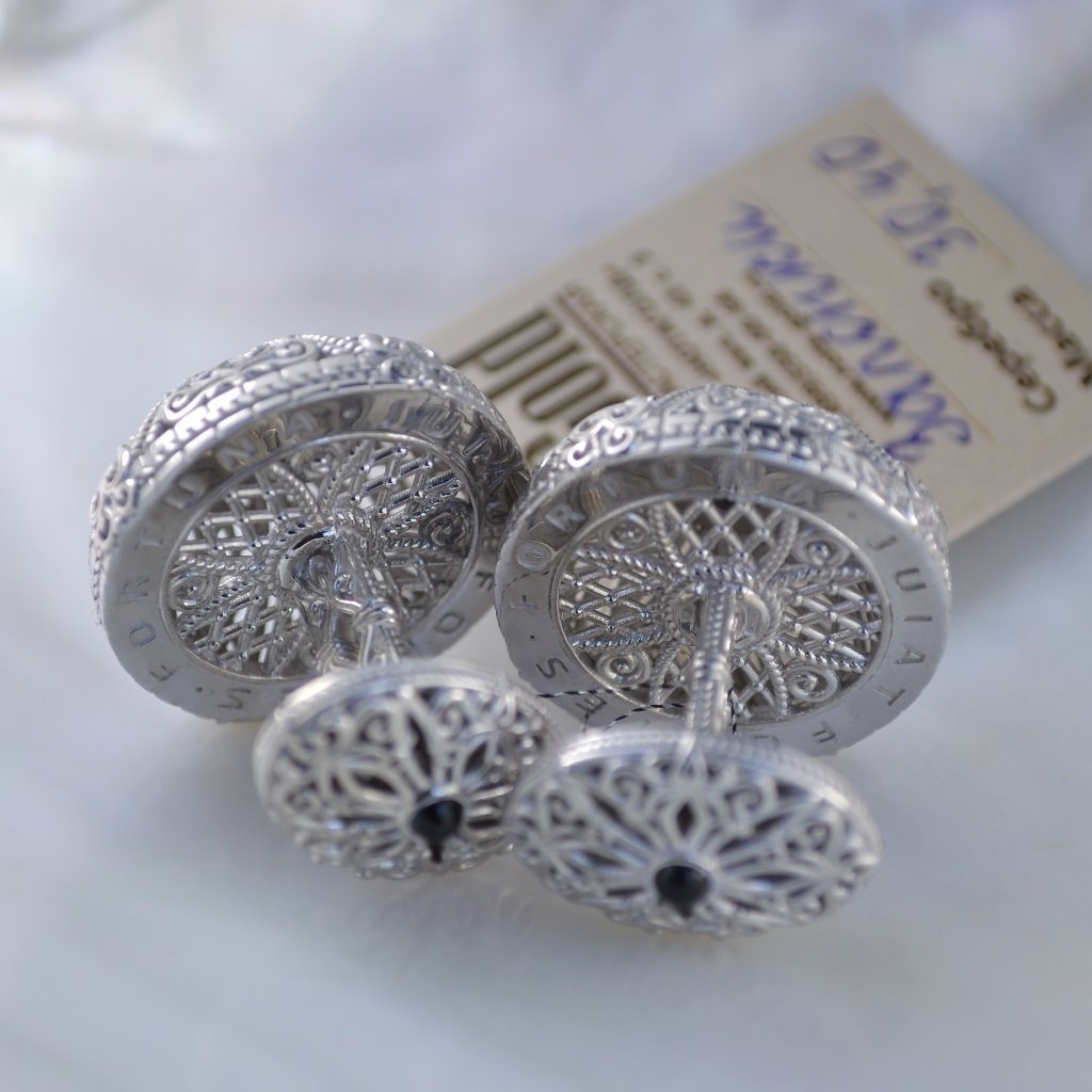 Ажурные золотые запонки из белого золота с агатом и гравировкой на ...