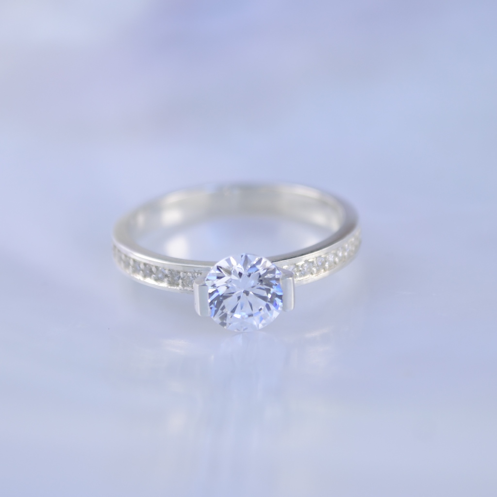 Женское помолвочное кольцо с крупным бриллиантом и дорожкой из ...