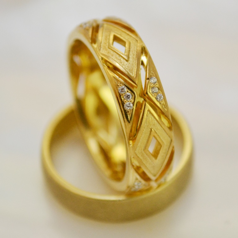 Классическое кольцо с узором в виде ромба с бриллиантами (Вес: 11 гр.)