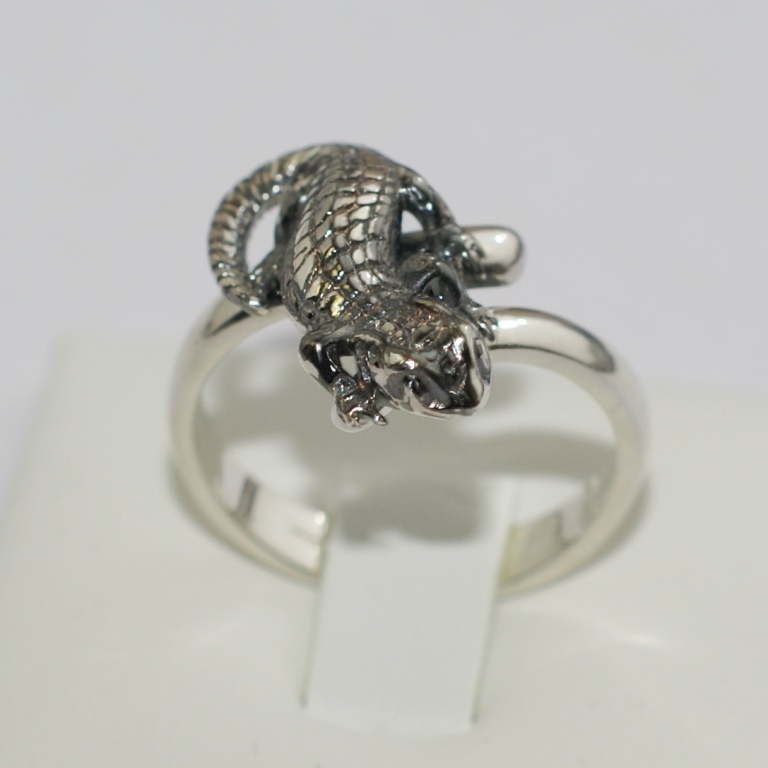 Ювелиры мастерской Nota-Gold изготовили серебряное кольцо.