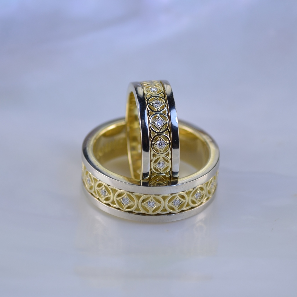 Двухцветные обручальные кольца с бриллиантами, гравировкой имён и узором (Вес пары 22 гр.)
