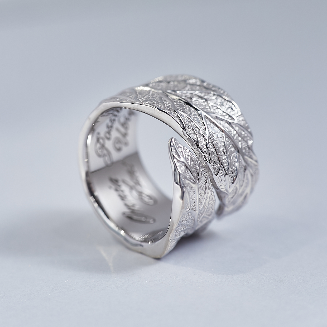  Женское серебряное кольцо с растительным орнаментом и гравировкой