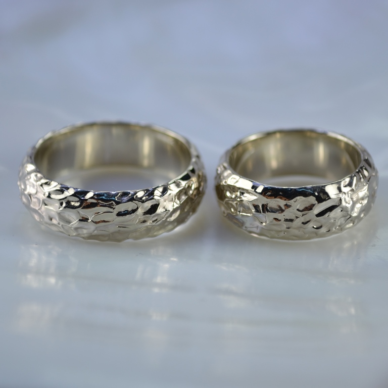 Обручальные кольца с шероховатой поверхностью из белого золота (Вес пары: 23 гр.)
