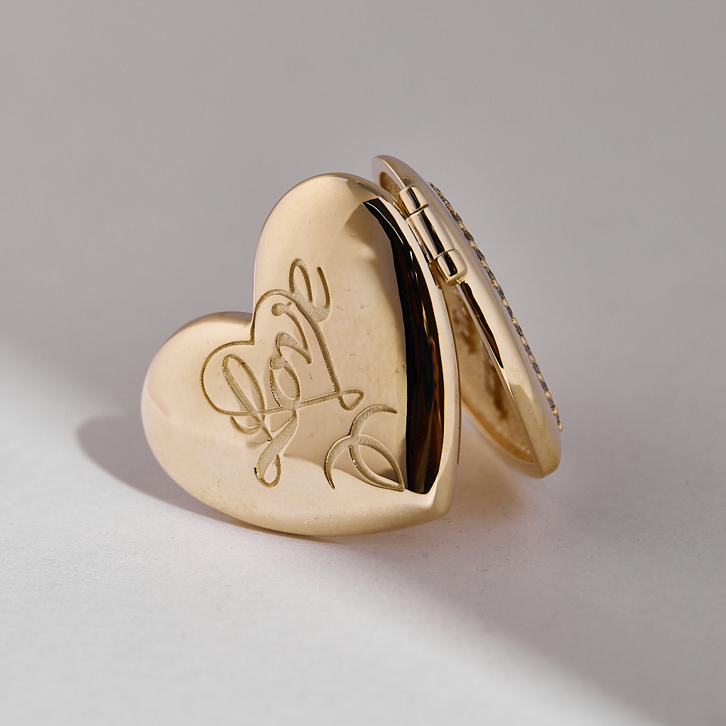 Медальон love в форме сердца под фото с бриллиантами и гравировкой инициалов (Вес: 17 гр.)